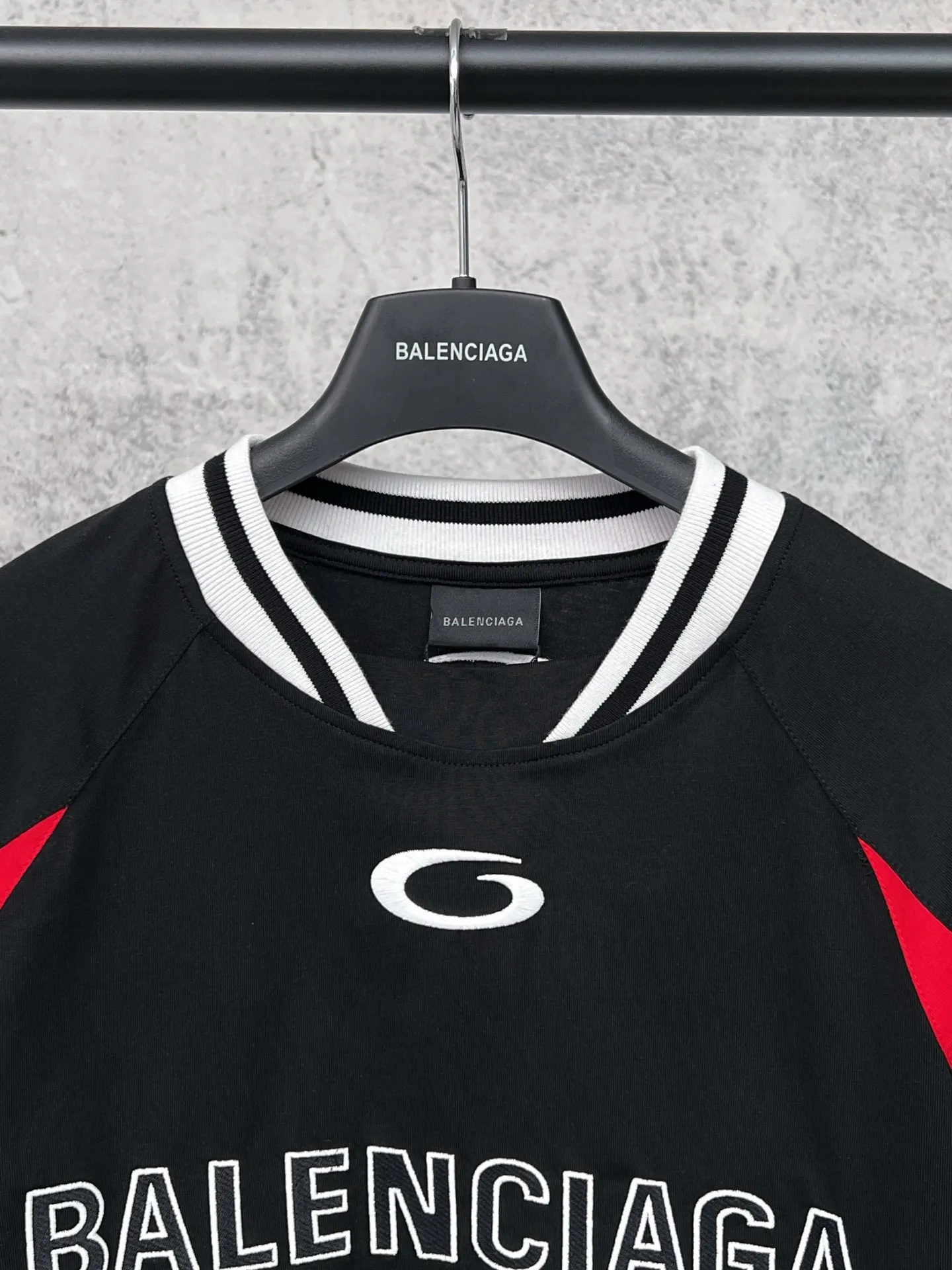 Balenciaga × NBA SS 26 Series T Same Style • Classic ： + ， ， Retro • ： 「BALENCIAGA 10 」 ， NBA ， • ： ， ， 、 ：Black Red ：A 275# Size： S 73 116 24 M 75 120 25 L 77 124 26 XL 79 128 27